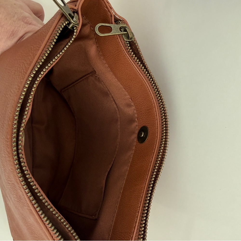 Universal Thread Purse - Picture 4 of 5